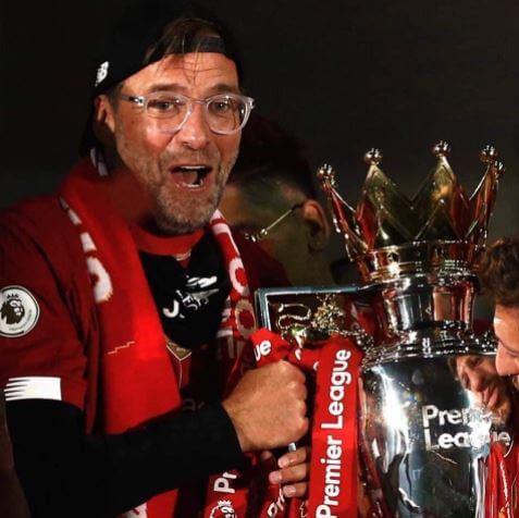 Sabine Klopp's former husband, Jurgen Klopp, with the trophy of the premier League.